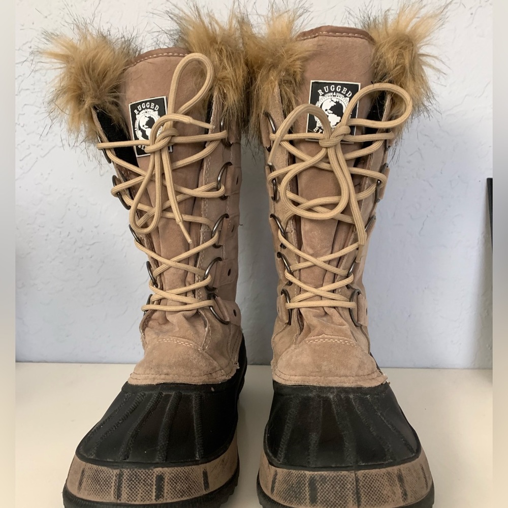 Rugged Exposure tan lace-up snow boots with fur. Size: 8
